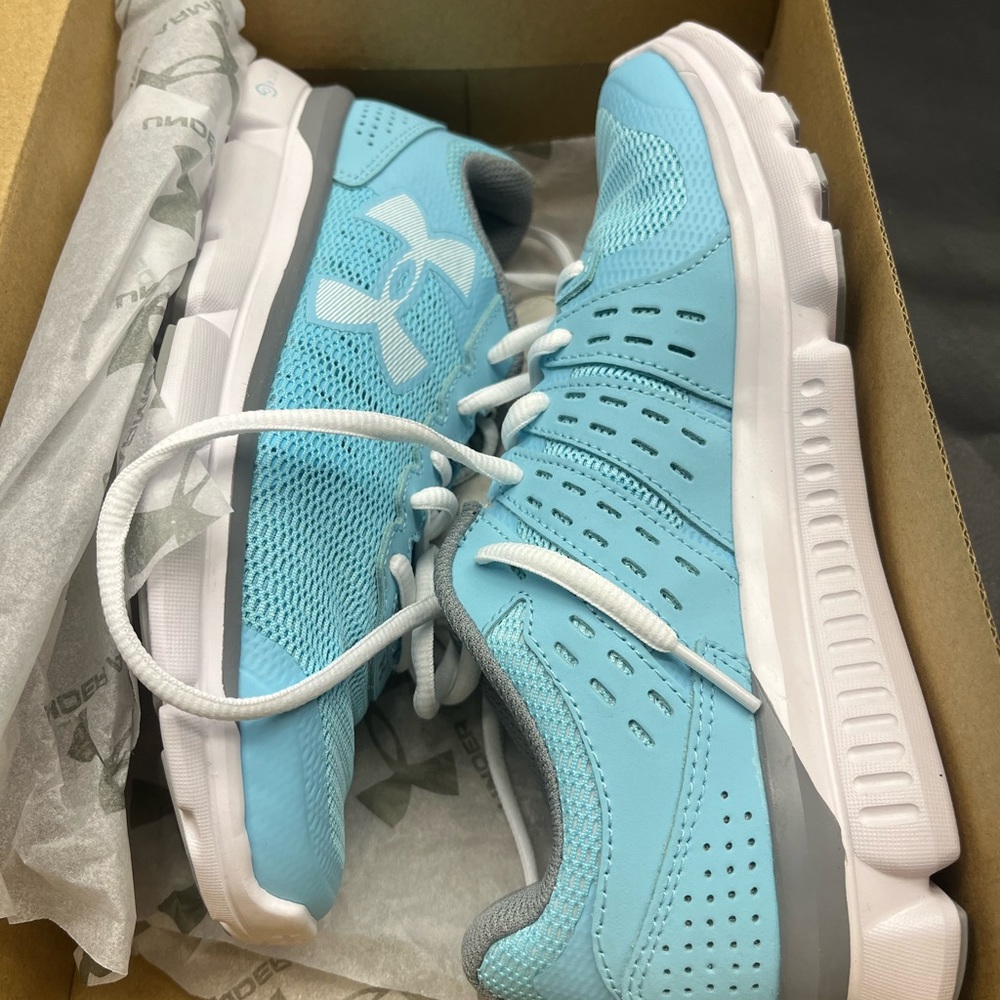 Women’s Under Armour Brand New in box - Size 6.5 - Picture 1 of 8